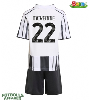 Juventus Weston McKennie #22 Hemmaställ Barn 2025-26 Kortärmad (+ Korta byxor)